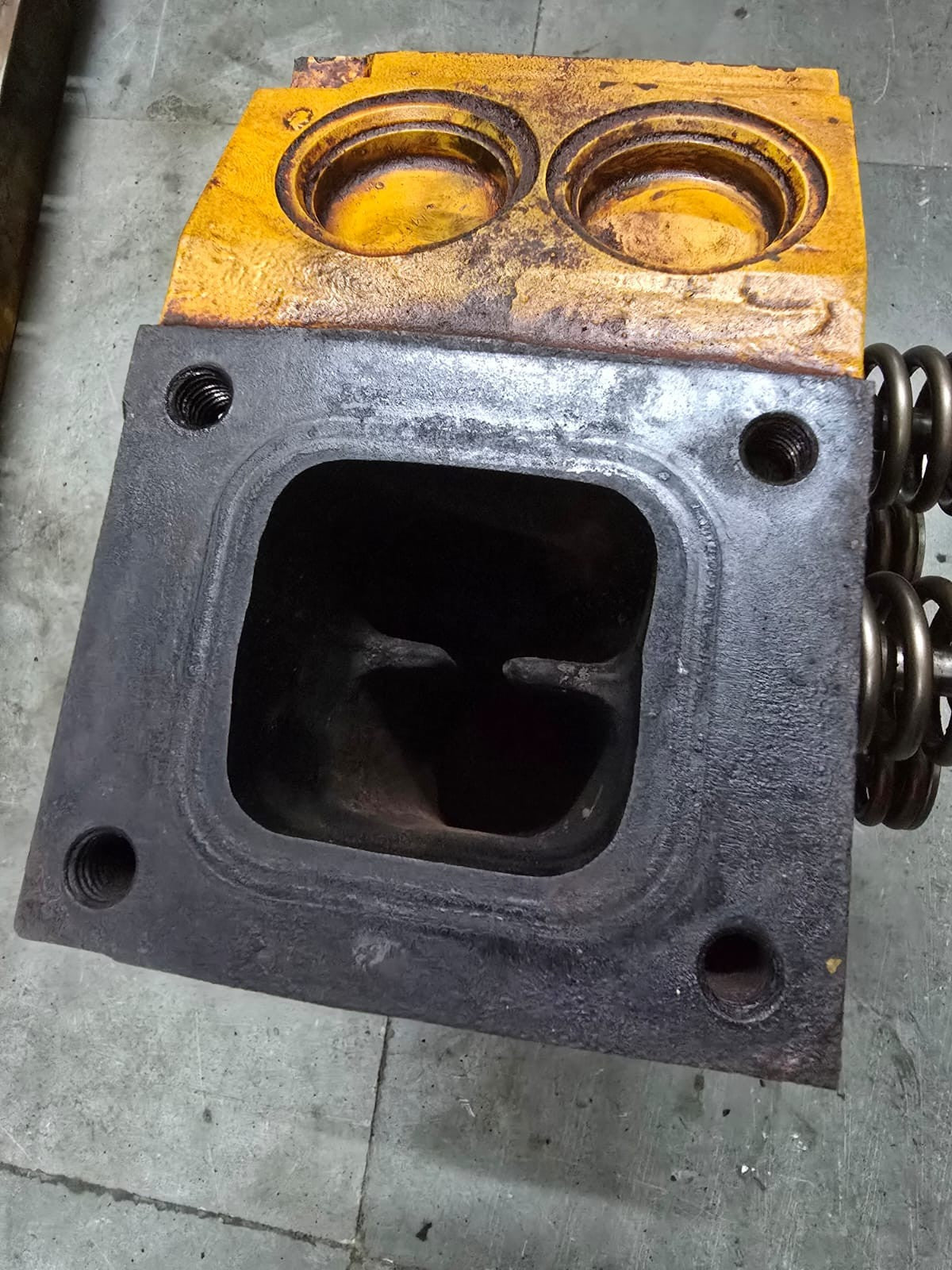 Cummins KT19 Engine Cylinder Head Assy. Part Number: 3811988